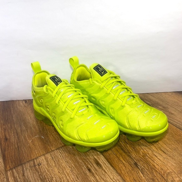lime green nike vapormax plus